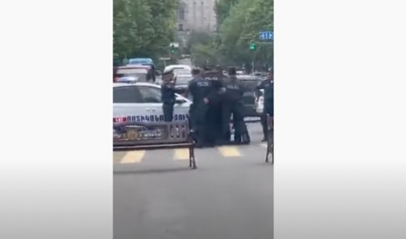 Պարեկներն ու ոստիկանները քաշքշում են իրար Ֆրանսիայի հրապարակում